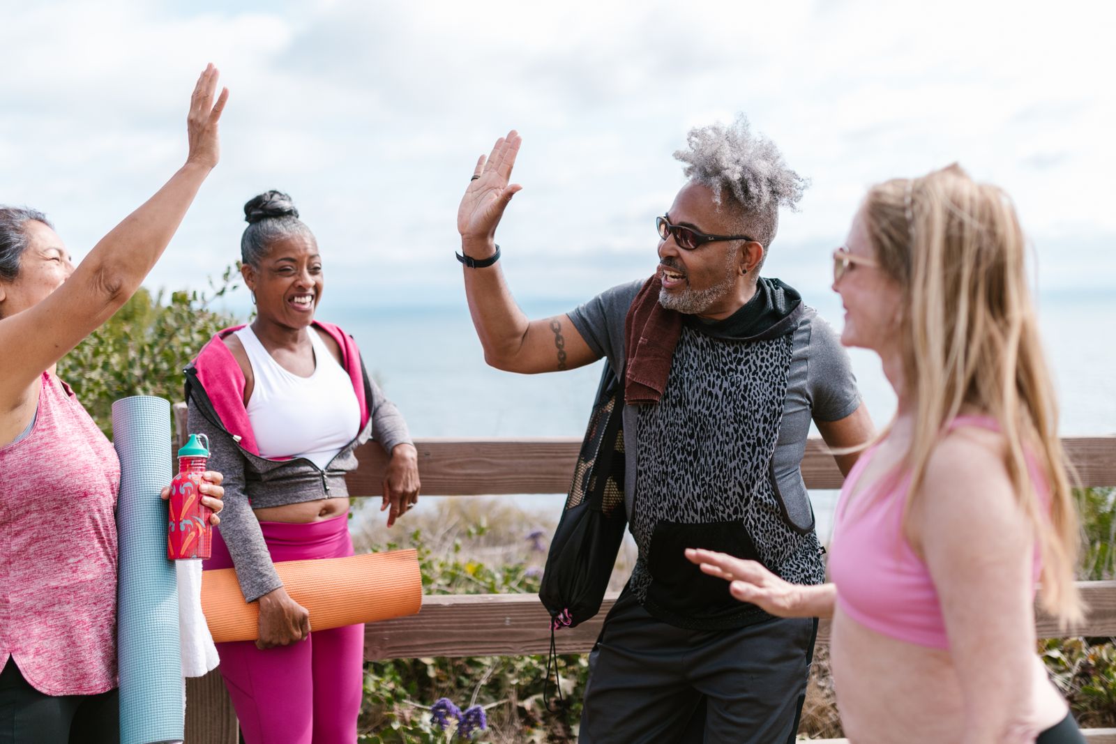 Personas mayores haciendo actividad física al aire libre